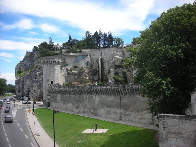 Avignon%20-%20highway%20by%20Papal%20Palace%20grounds.jpg