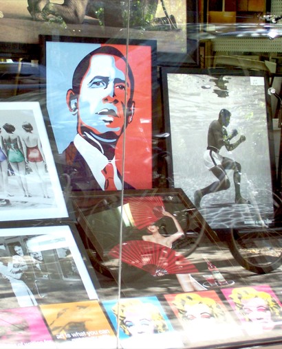 obama_portrait_in_gallery_window02.jpg
